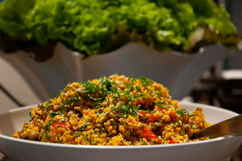Salada de grãos colorida em travessa branca