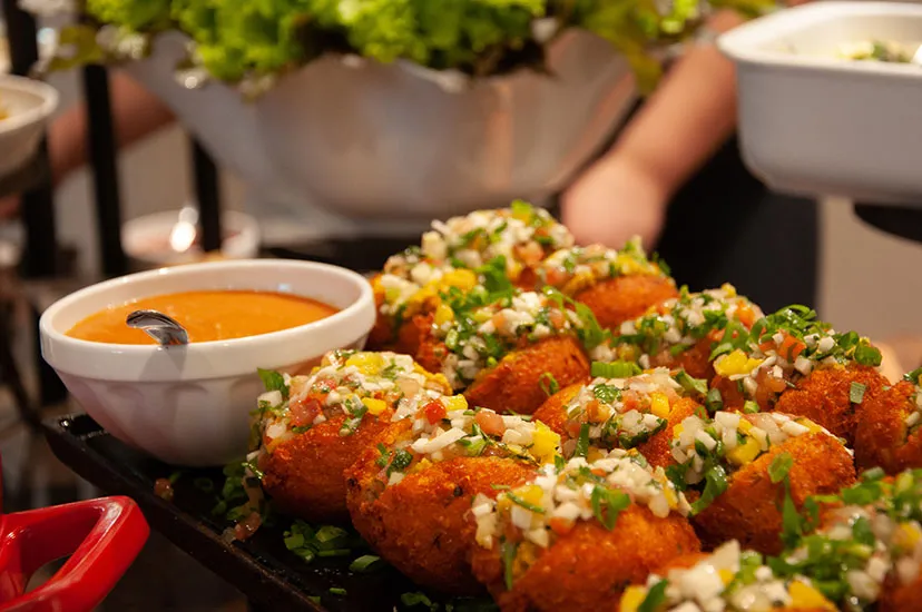 Croquetes dourados servidos com molho